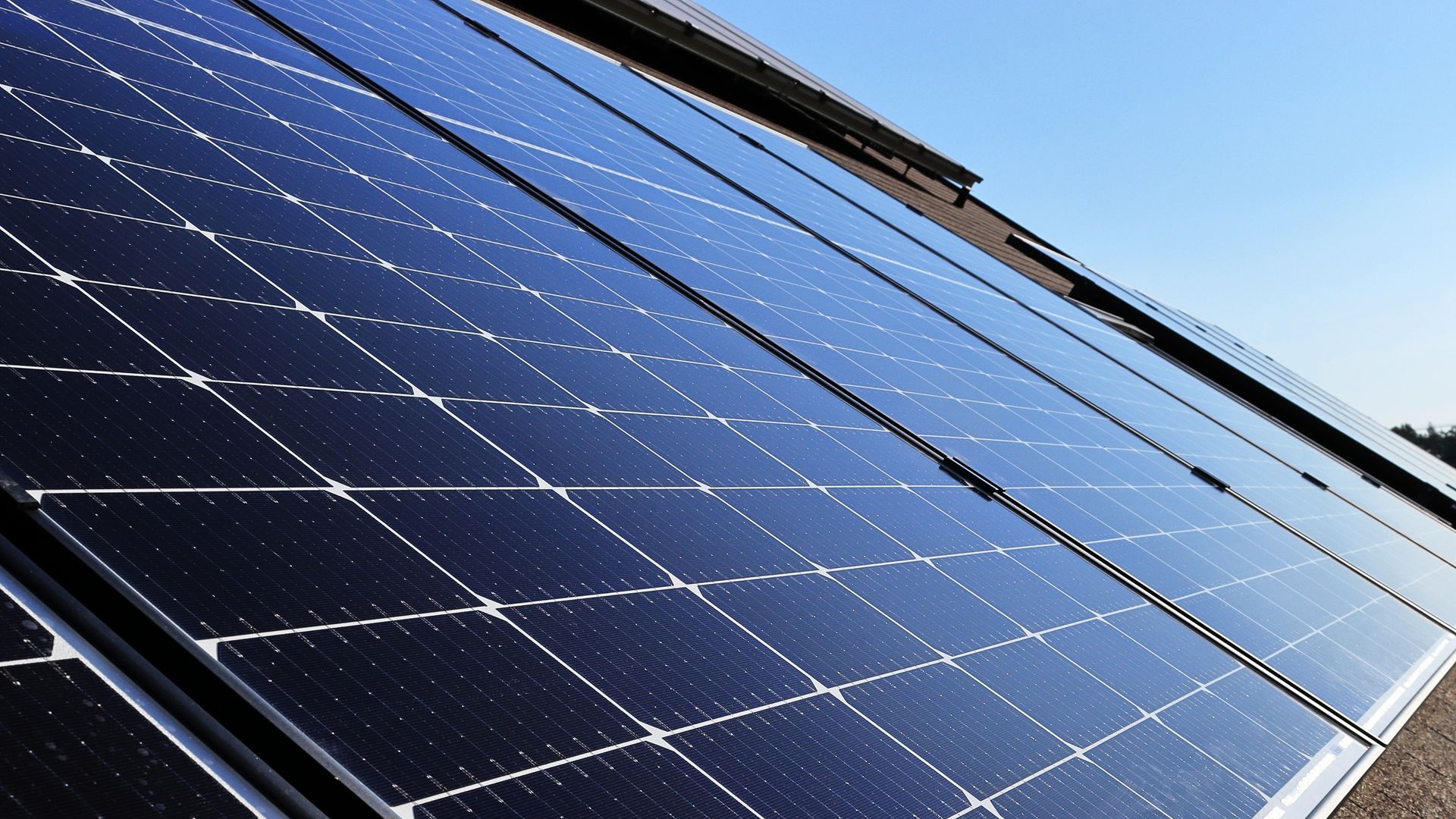 Erneuerbare Energie durch Solarenergie mit Solarpanels